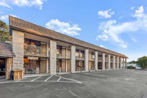 an empty parking lot in front of a building at Stonegate Lodge Salt Water Pool2 Queen Beds Fire Pits Fast WiFi Room #205 in Eureka Springs