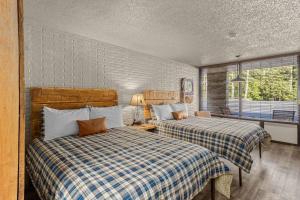 Un dormitorio con dos camas y una ventana. en Stonegate Lodge Salt Water Pool2 Queen Beds Fire Pits Fast WiFi Room #205, en Eureka Springs 18 fotos más