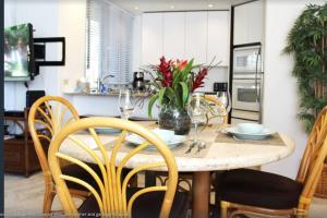 Χώρος καθιστικού στο Upgraded, Steps to Ocean View Pool, Walk to Beach