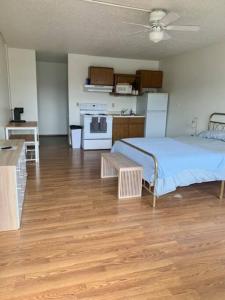 ein Schlafzimmer mit einem Bett und eine Küche mit einer Etage in der Unterkunft #26 Snooze in Wisconsin Rapids
