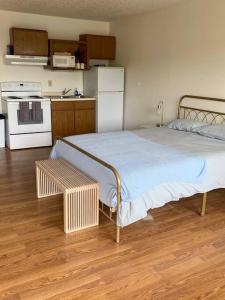 1 Schlafzimmer mit einem großen Bett und einer Küche in der Unterkunft #26 Snooze in Wisconsin Rapids