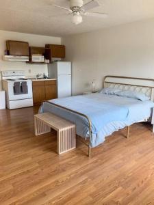 1 Schlafzimmer mit einem großen Bett und einer Küche in der Unterkunft #26 Snooze in Wisconsin Rapids
