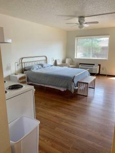 ein Schlafzimmer mit einem Bett und ein Wohnzimmer in der Unterkunft #26 Snooze in Wisconsin Rapids