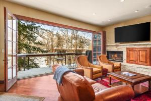 アスペンにある315 Park Avenue, Luxury Townhouse with River Views in Aspenのソファと暖炉のあるリビングルーム