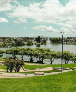 um parque com vista para um lago e uma fonte em Hostal San Valentín em Concepción
