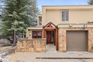 アスペンにある315 Park Avenue, Luxury Townhouse with River Views in Aspenの目の前のガレージ付き家