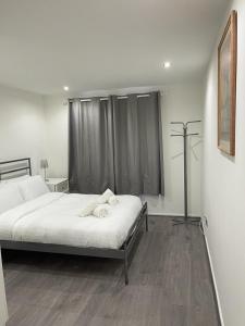 Łóżko lub łóżka w pokoju w obiekcie House by Araminta Brighton