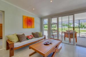 una sala de estar con un sofá y una mesa en Mountville House, en Porterville