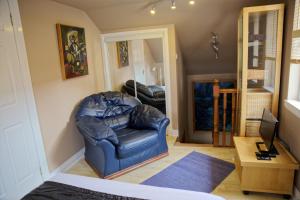 A seating area at 3Mac Dunfermline Self-Catering Apartment 