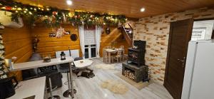 uma sala de estar com um fogão e um frigorífico em Gniewnik em Pcim