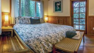 Postel nebo postele na pokoji v ubytování Green Springs Inn