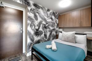 1 dormitorio con 1 cama y pared en blanco y negro en Beautiful Condos By CN Tower en Toronto