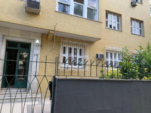 a building with a fence in front of it at Apt Charmoso 3 Quartos Gavea in Rio de Janeiro