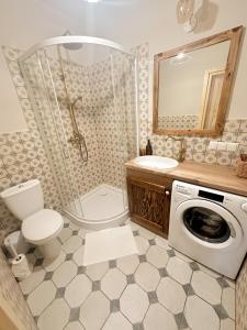 a bathroom with a shower toilet and a washing machine at Cicho Tu in Bukowina Tatrzańska