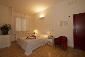 1 dormitorio con 1 cama, 1 mesa y 1 silla en Hotel Mediterraneo, en Chianciano Terme