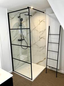 uma vitrine de vidro com uma prateleira num quarto em Chalet 190 La Belle Durbuy em Durbuy