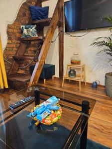 sala de estar con TV y mesa en Loft en Sosnowiec