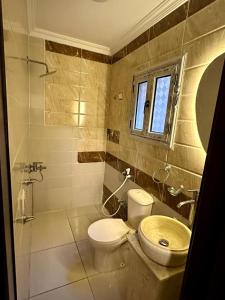 een badkamer met een toilet en een wastafel bij Pyramids Serenity in Caïro