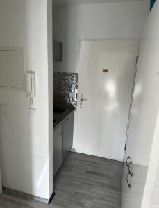 Habitación blanca con puerta y cocina en Apartment in Stadtmitte, en Düsseldorf