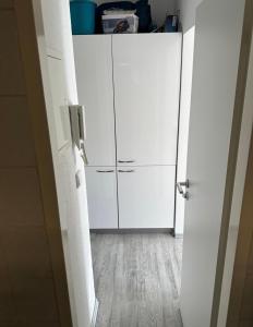 Armario blanco en una habitación con suelo de madera en Apartment in Stadtmitte, en Düsseldorf