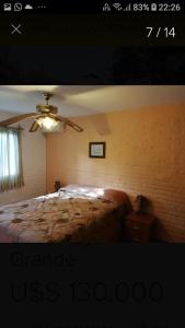 - une chambre avec un lit et un ventilateur de plafond dans l'établissement Casa Lula PLAYA GRANDE, à Playa Hermosa