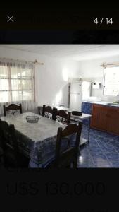 une salle à manger avec une table et des chaises ainsi qu'une cuisine dans l'établissement Casa Lula PLAYA GRANDE, à Playa Hermosa
