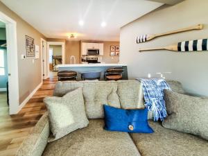 un soggiorno con divano e una mazza da baseball sul muro di Okoboji BLUEtiful Cottage ad Arnolds Park