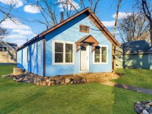 una casita azul en un patio en Okoboji BLUEtiful Cottage, en Arnolds Park