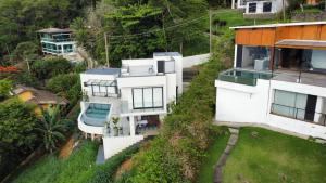an aerial view of a white house with a yard at Casa estrada da torre in Ilhabela