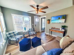 un soggiorno con un divano e un ventilatore a soffitto di Okoboji BLUEtiful Cottage ad Arnolds Park