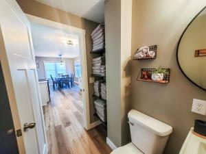 un bagno con servizi igienici e una camera con tavolo di Okoboji BLUEtiful Cottage ad Arnolds Park Altre 24 foto