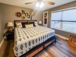 una camera da letto con un letto e una finestra di Okoboji BLUEtiful Cottage ad Arnolds Park