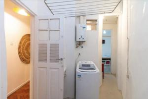 una habitación con una puerta blanca y un cubo de basura en Apt Charmoso 3 Quartos Gavea, en Río de Janeiro