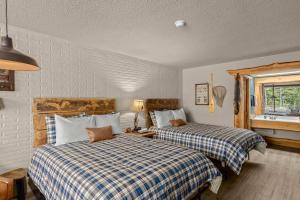Ένα ή περισσότερα κρεβάτια σε δωμάτιο στο Stonegate Lodge 2mi to Historic DTWN Pool WiFi 2 Queen Beds Room #210 +11 φωτογραφίες