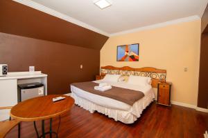 Cama ou camas em um quarto em Hotel Inti Kuyen Plaza