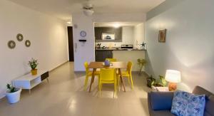 普拉亞布蘭卡的住宿－PlayaBlanca Ocean Blue "Vista al Mar"，客厅配有桌子和黄色椅子