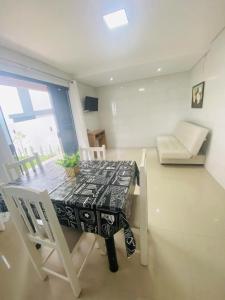 y sala de estar con mesa de comedor y sillas. en Residencial Mariano 4 - Vista para praia e Mar en Florianópolis