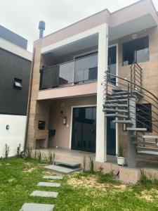una casa con una escalera de caracol delante de ella en Residencial Mariano 4 - Vista para praia e Mar, en Florianópolis