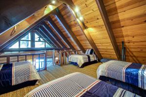 a attic bedroom with two beds in a cabin at Donner Lakefront Retreat in Truckee