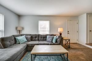 Fotografie z fotogalerie ubytování Clinton Township Condo Near Lanse Creuse Bay! v destinaci Lakeside