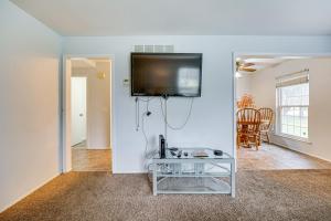 Fotografie z fotogalerie ubytování Clinton Township Condo Near Lanse Creuse Bay! v destinaci Lakeside