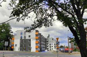 a city with buildings and a street with a tree at Apartament NOWE POJEZIERZE in Olsztyn