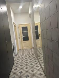een hal met een tegelvloer in een badkamer bij Byt ve městě Praha 2 in Praag