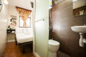 Bilik mandi di Joyous Guest House