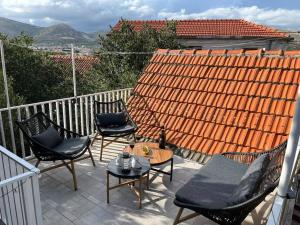 d'une terrasse avec des chaises et une table sur un balcon. dans l'établissement Apartment Smokva, à Trogir