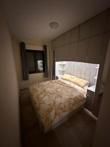 a bedroom with a bed and a nightstand with a bed sidx sidx sidx sidx at Marina de la duquesa 602 in Castillo de Sabinillas