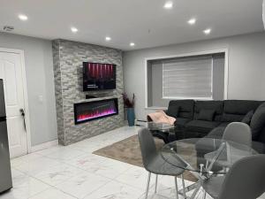 uma sala de estar com um sofá e uma lareira em LIGHTHOUSE em Surrey