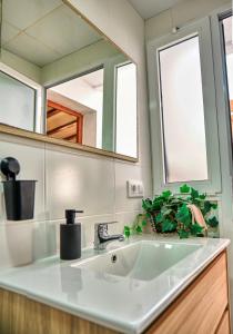 a bathroom with a sink and a mirror at La Bombonera in Catadau