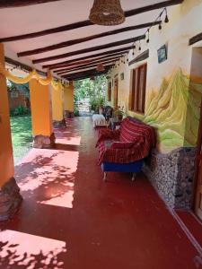 um corredor com sofás e uma pintura na parede em EColodge Ccatan em Urubamba
