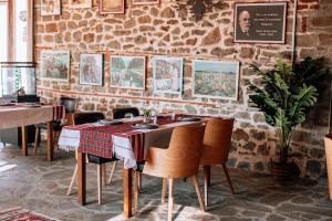 - une salle à manger avec une table et des chaises dans l'établissement Keshtjella Xhabeqos, à Tirana